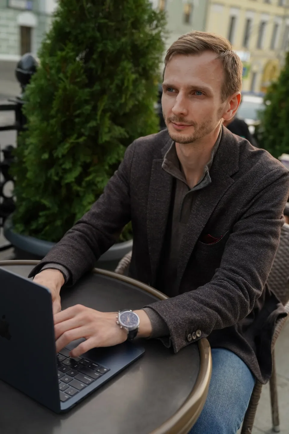 Александр Лазарев работает за ноутбуком